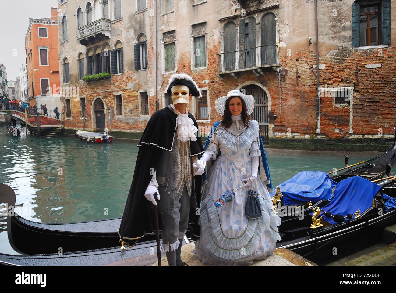 Carnaval de Venecia 2008 una máscara de Casanova cerca de la góndola. Foto de stock