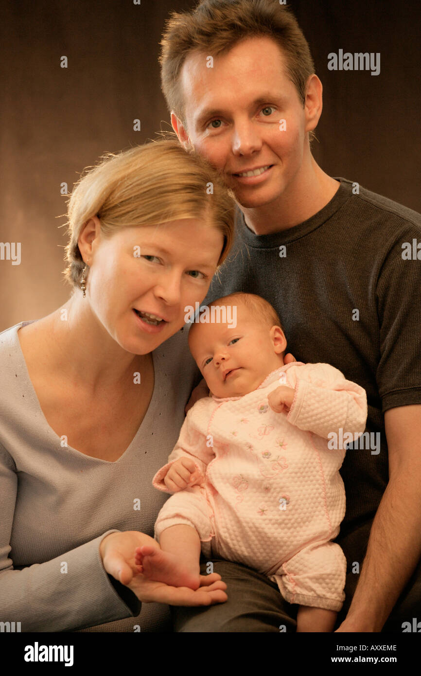 Retrato De Una Familia Joven Mama Papa Y Bebe Fotografia De Stock Alamy