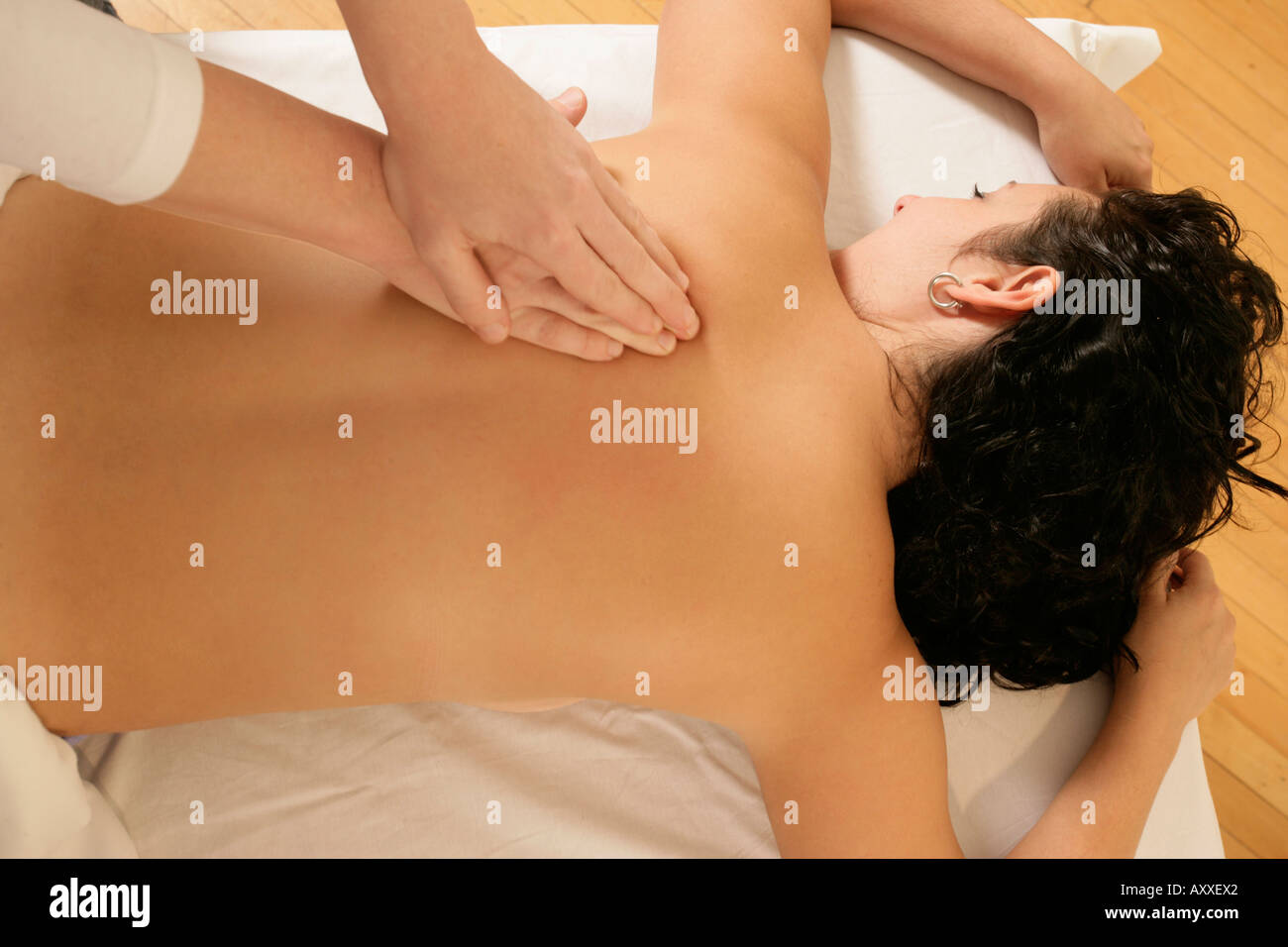 Masaje femenino. Masaje de manos hembras desde atrás para aliviar el estrés y la tensión. Foto de stock