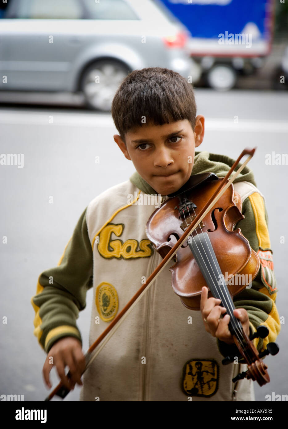 Niño jugando un violín por dinero en Roma Foto de stock