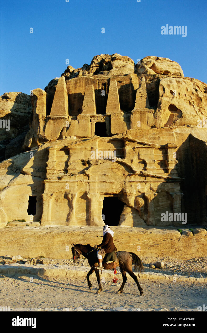 Roca cortada tumbas en el sitio arqueológico nabateo, Petra, Sitio del Patrimonio Mundial de la UNESCO, Jordania, Oriente Medio Foto de stock