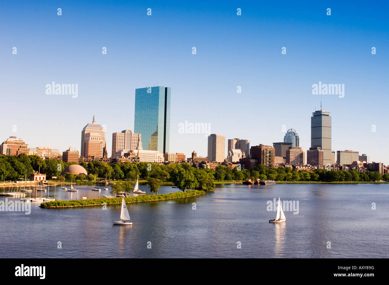 El horizonte de la ciudad y el río Charles, en Boston, Massachusetts, EE.UU. Foto de stock