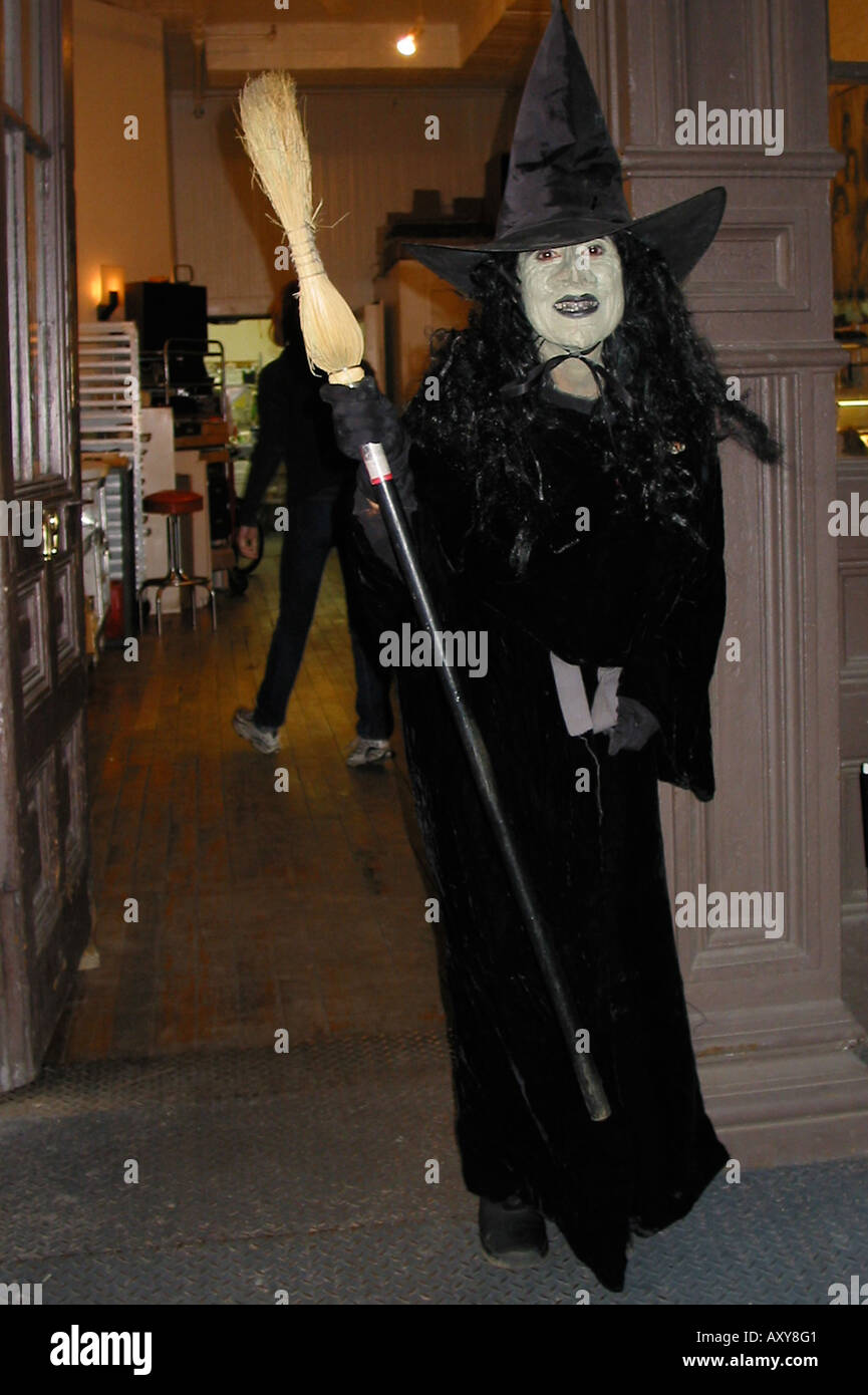 Mujer en un traje de bruja para Halloween Fotografía de stock - Alamy