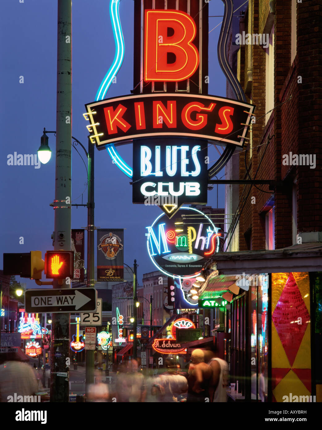 La famosa calle Beale Street en la noche, Memphis, Tennessee, Estados Unidos de América, América del Norte Foto de stock