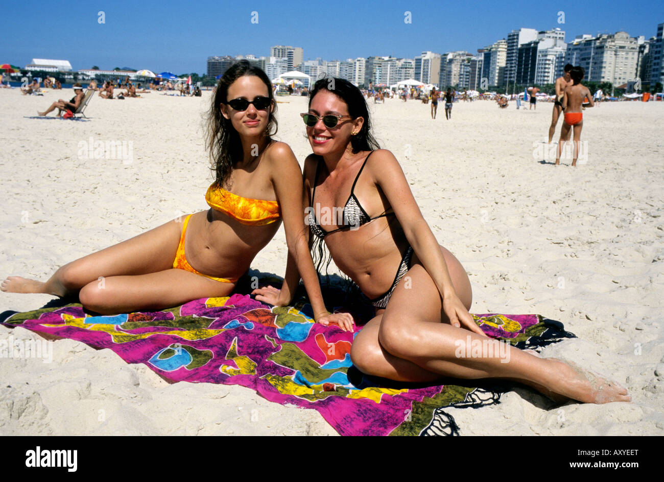 Bikinis copacabana brazil beach fotografías e imágenes de alta resolución -  Alamy