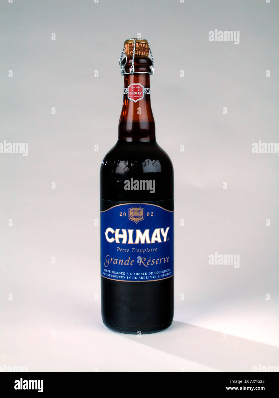 Botella de cerveza trapense Chimay elaboradas en Abbaye de Notre Dame de Scourmont Forges Bélgica Cápsula Bleue 7 1 Foto de stock