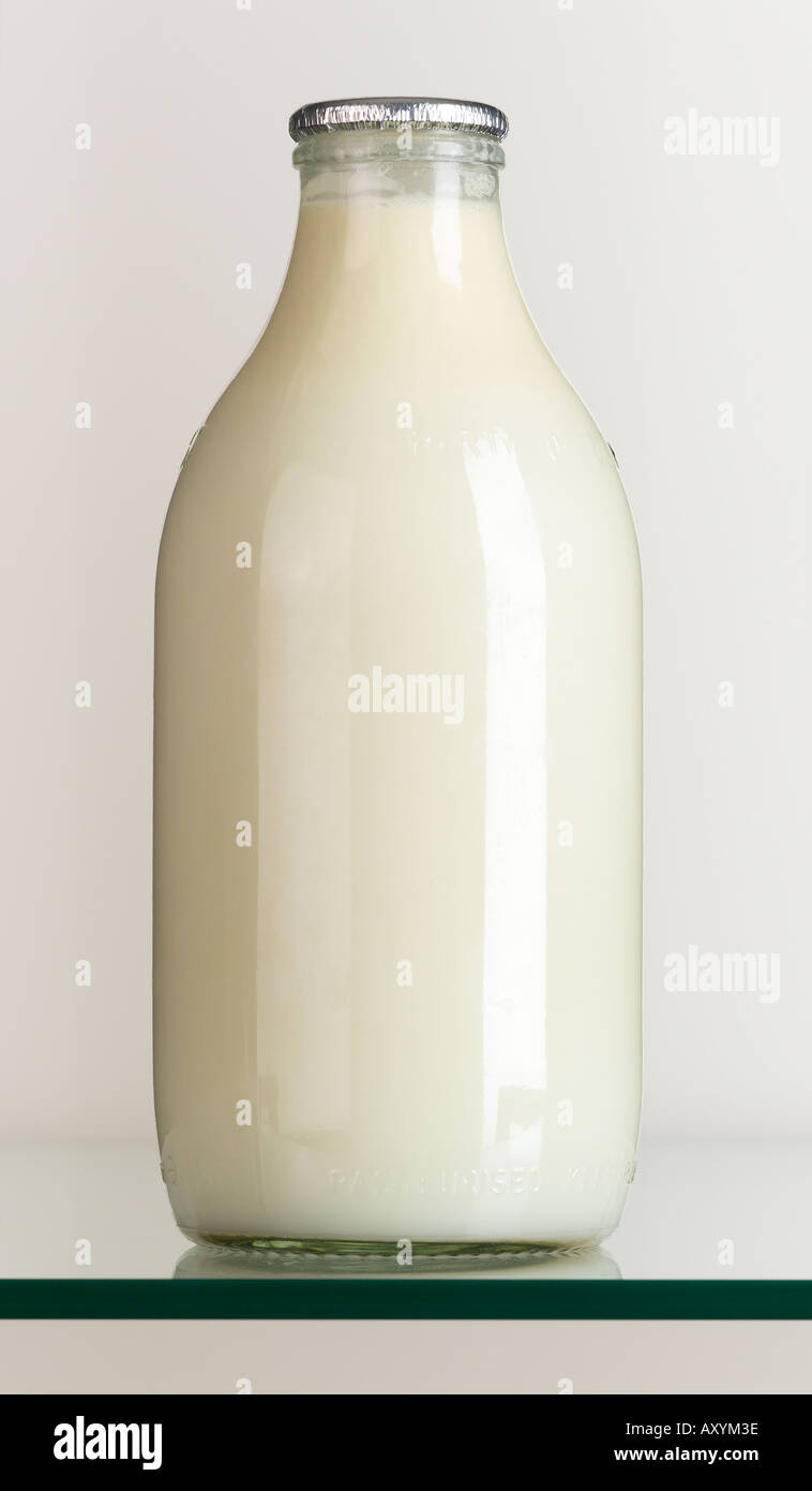 Botella de leche entera Foto de stock