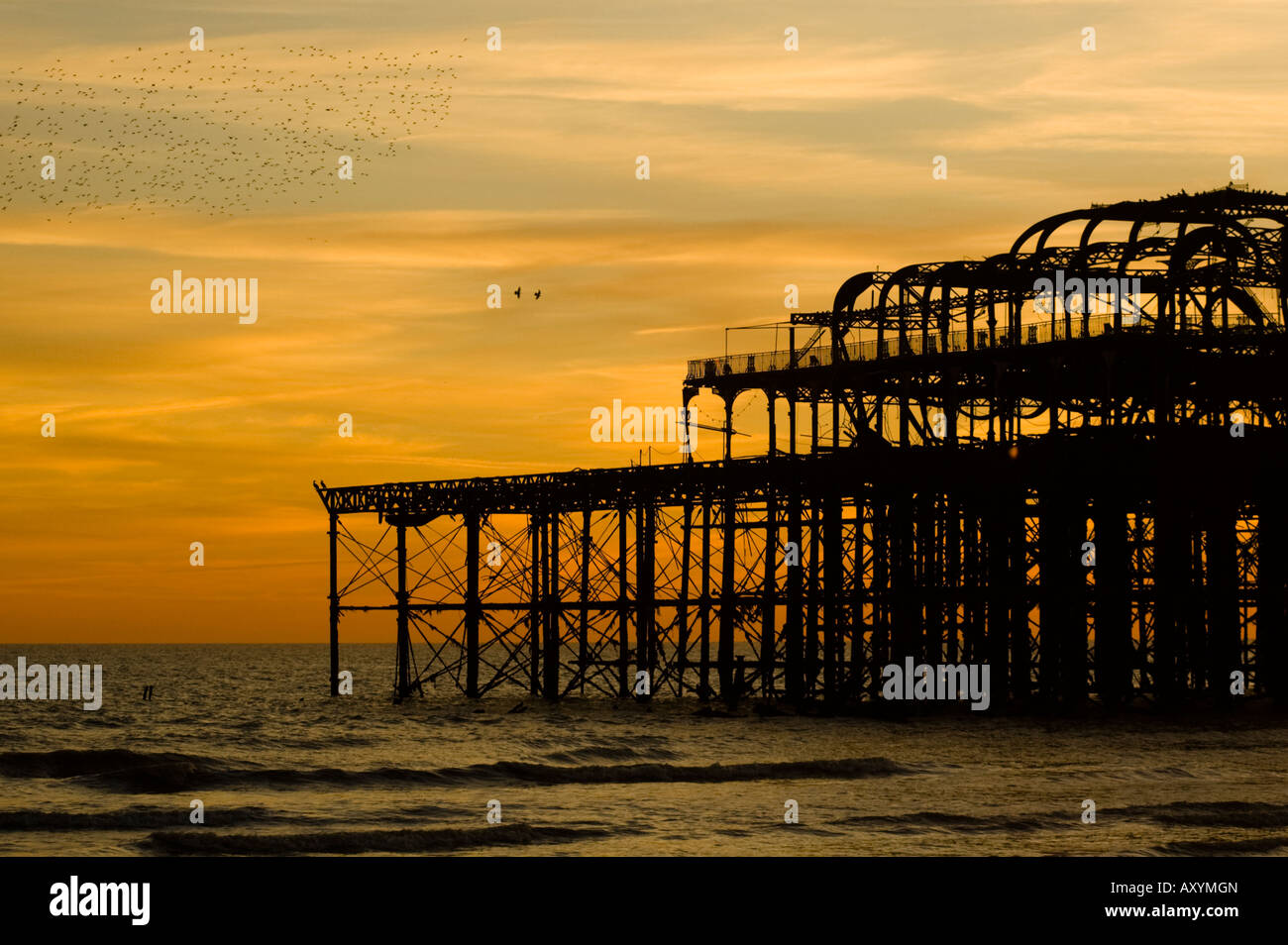West Pier al atardecer en Brighton, Sussex, Inglaterra E Foto de stock