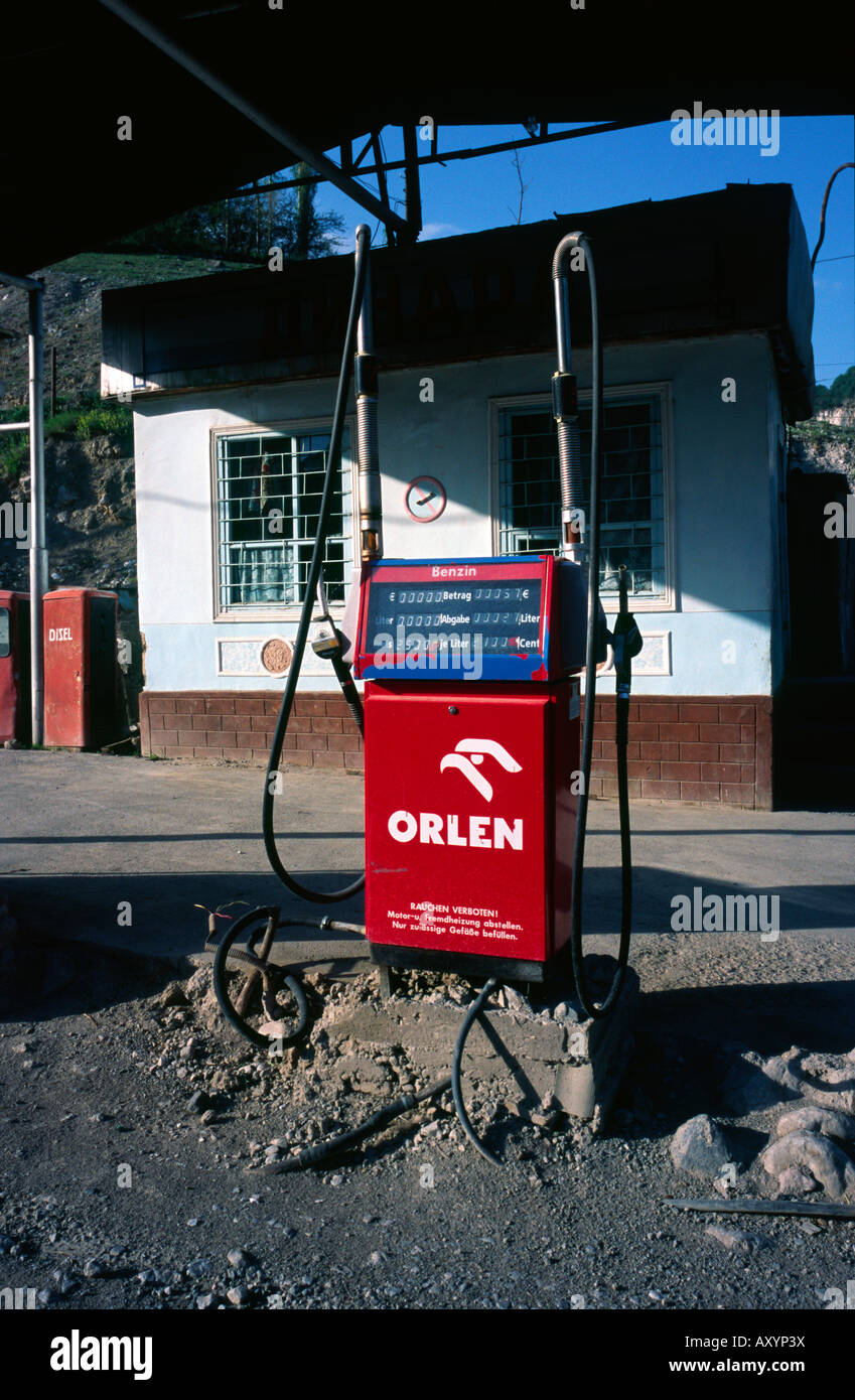 Junio 8, 2006 - estación de gasolina con una bomba de gas alemana propiedad de la refinería petrolera polaca PKN Orlen en la aldea de Arslanbop kirguisa. Foto de stock