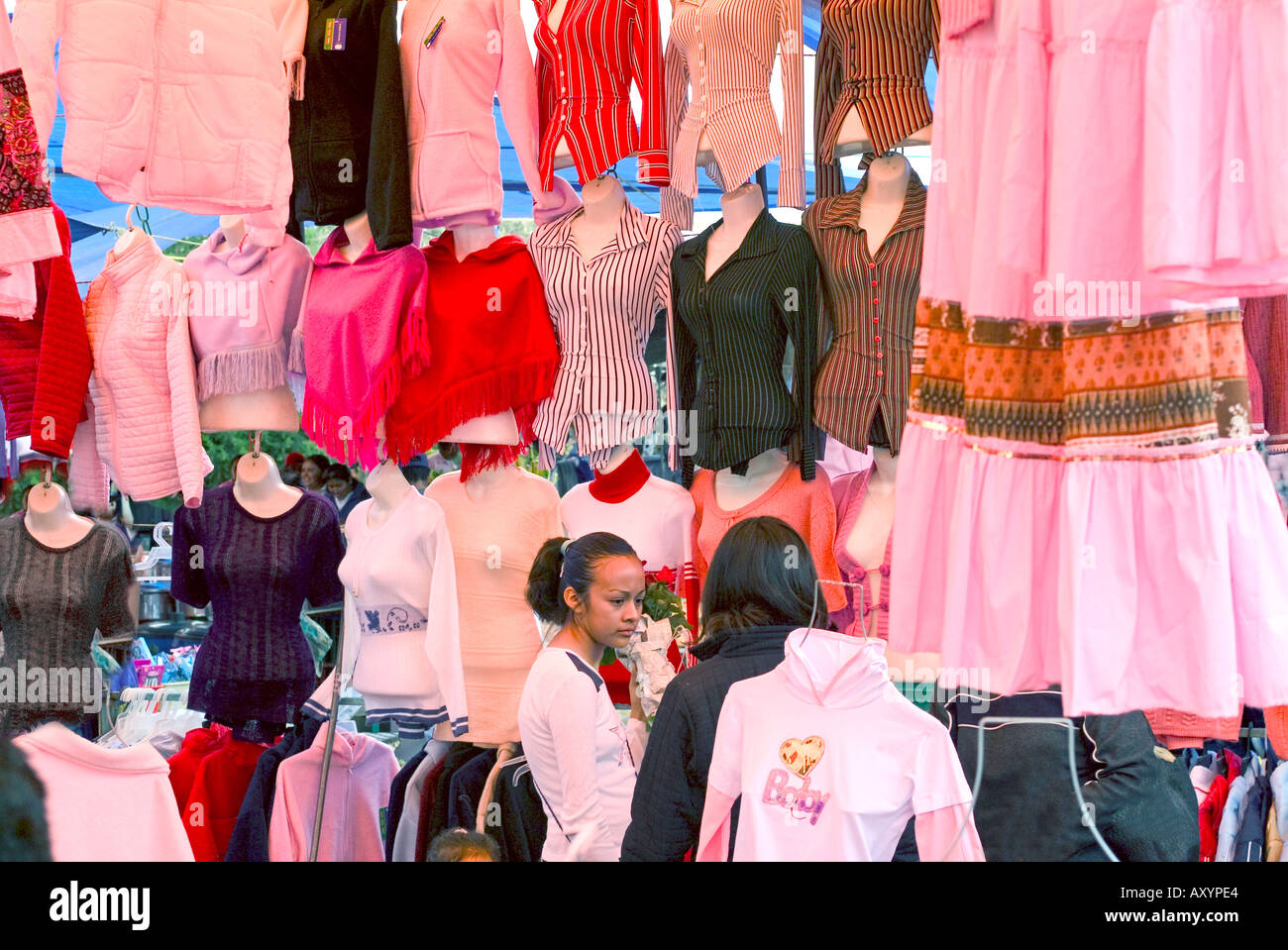 Blusas en venta el martes en el mercado un mercado al aire libre en San  Miguel de Allende, México Fotografía de stock - Alamy