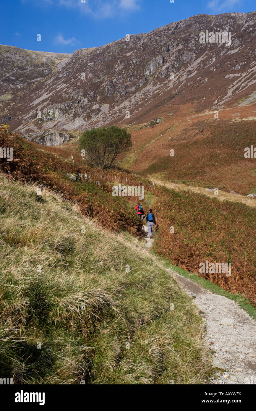 Los paseantes sobre Cader Idris, Snowdonia, Gales, Reino Unido Foto de stock