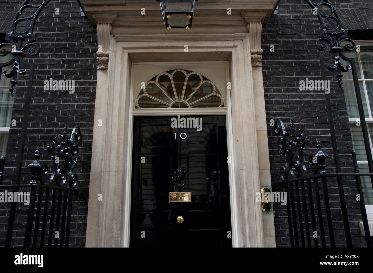 La famosa puerta de la residencia y la oficina del Primer Ministro británico en Downing St cerca de las Casas del Parlamento Foto de stock