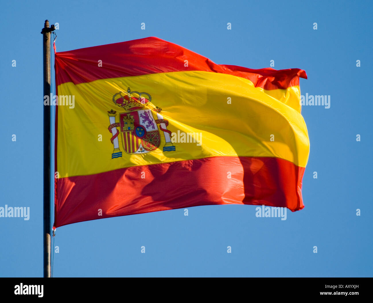 Bandera Espanola Ondeando Al Viento Contra El Cielo Azul Fotografia De Stock Alamy