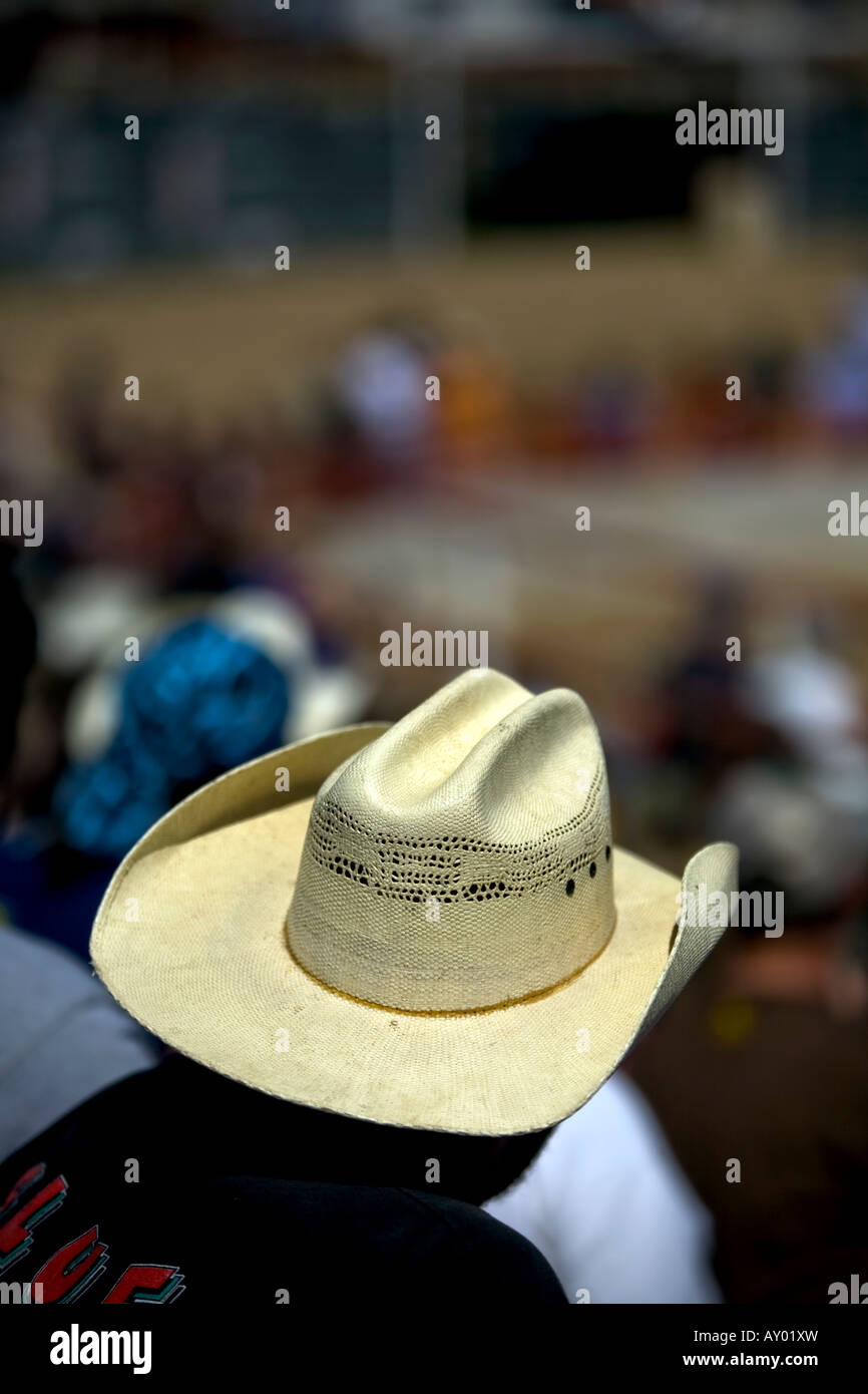 Sombrero de Cowboy de Texas en rodeo. Se centran en ala ancha cowboy hat mirando a otro lado Fotografía stock - Alamy