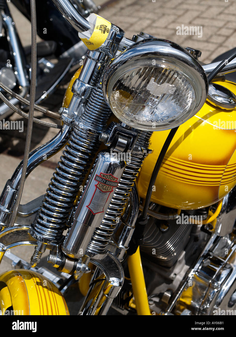 Harley Davidson springer suspensión delantera de estilo antiguo con cromo  de muelles y amortiguador en una moto amarilla Fotografía de stock - Alamy
