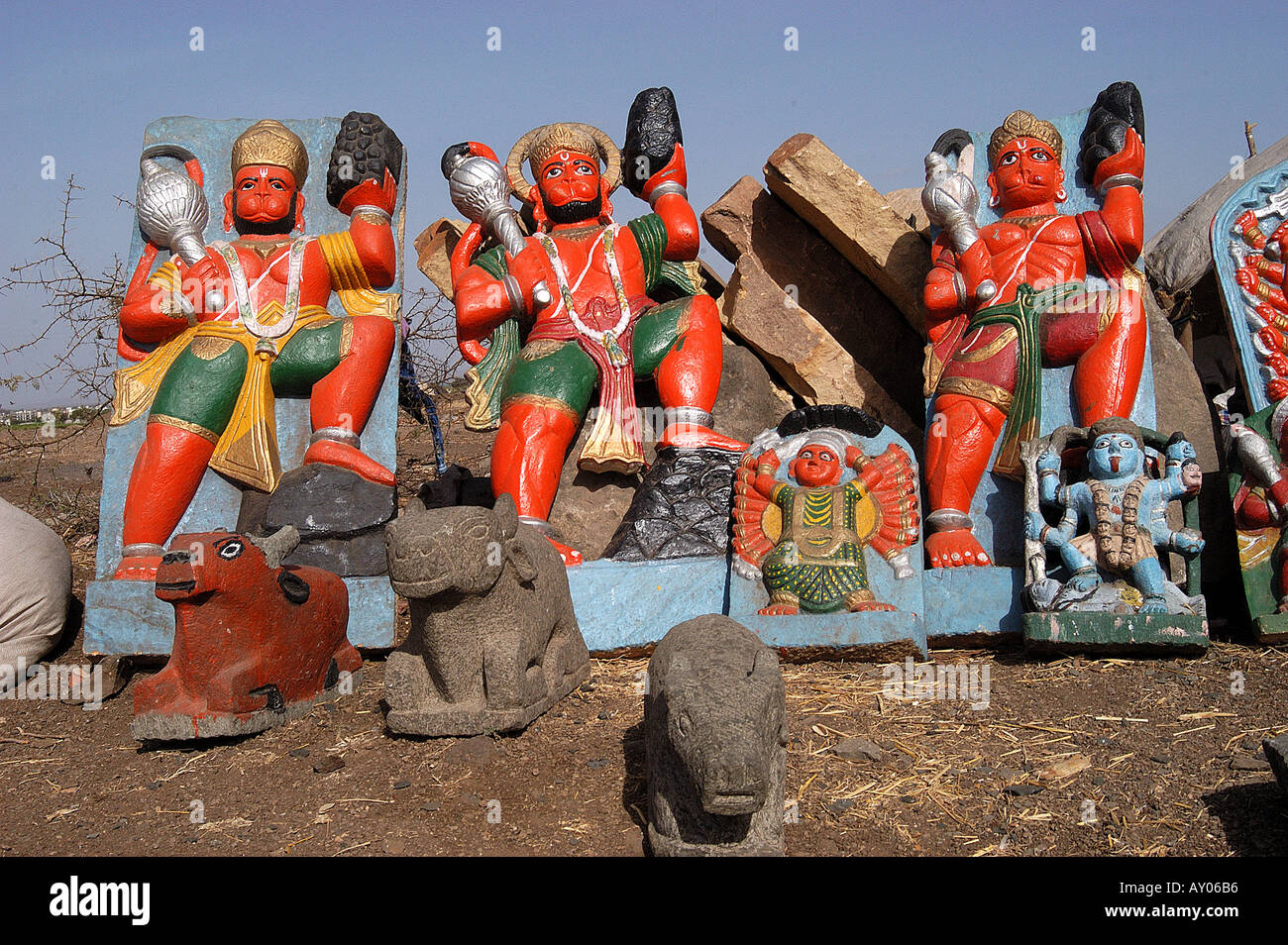 Los ídolos de barro de Lord Hanuman VENDIDA EN LA AUTOPISTA MUMBAI NASIK NASIK MAHARASHTRA INDIA Foto de stock