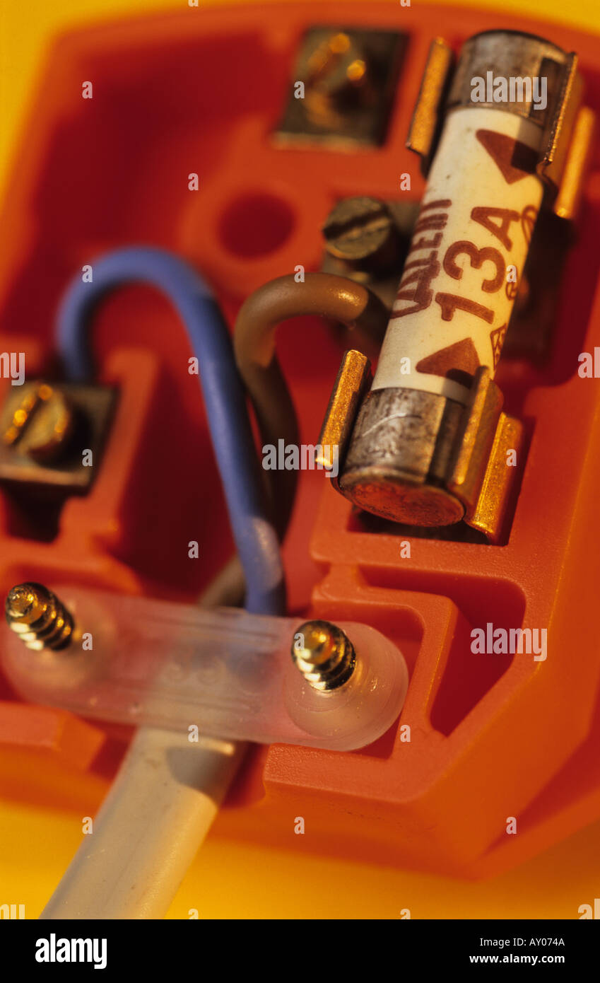 La cubierta del enchufe de 13 amperios del hogar mostrando el fusible y el cableado uk Foto de stock
