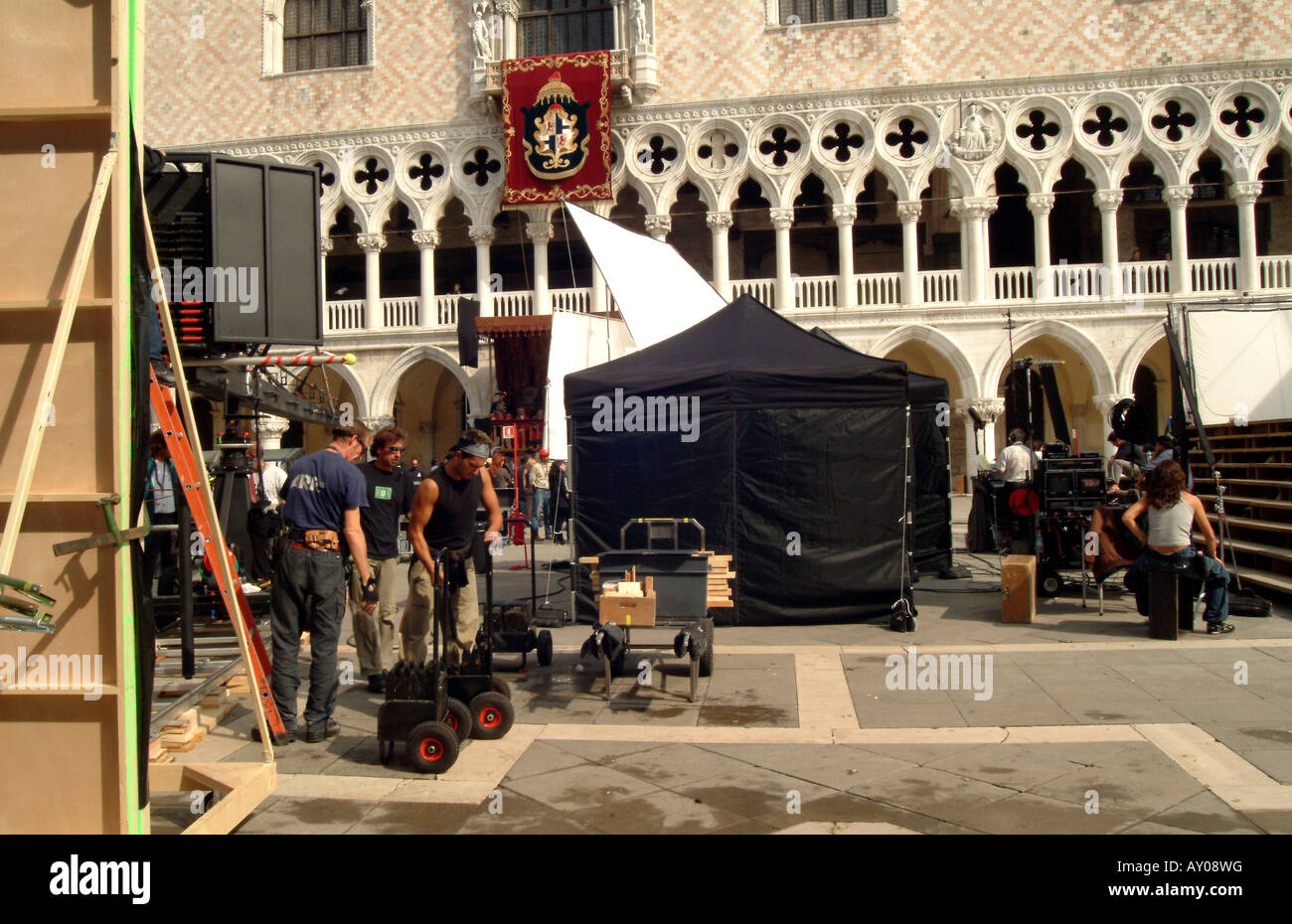 Equipo de producción en Casanova filmset delante del Palacio Ducal, la Plaza de San Marcos (Piazza San Marco) Venecia, Italia Foto de stock