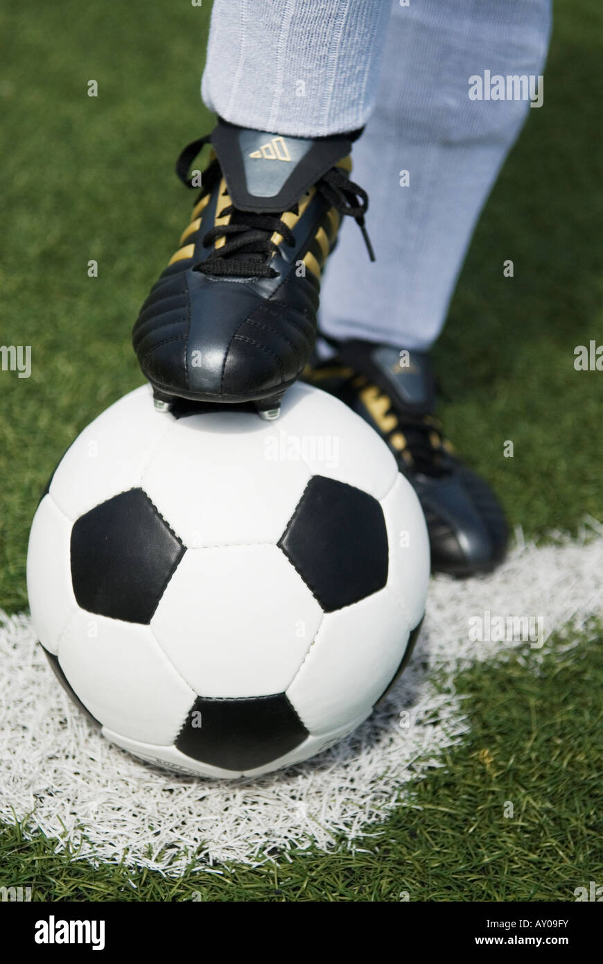 Los pies de un jugador de fútbol en rojo Medias y vintage de fútbol en  blanco y negro Fotografía de stock - Alamy