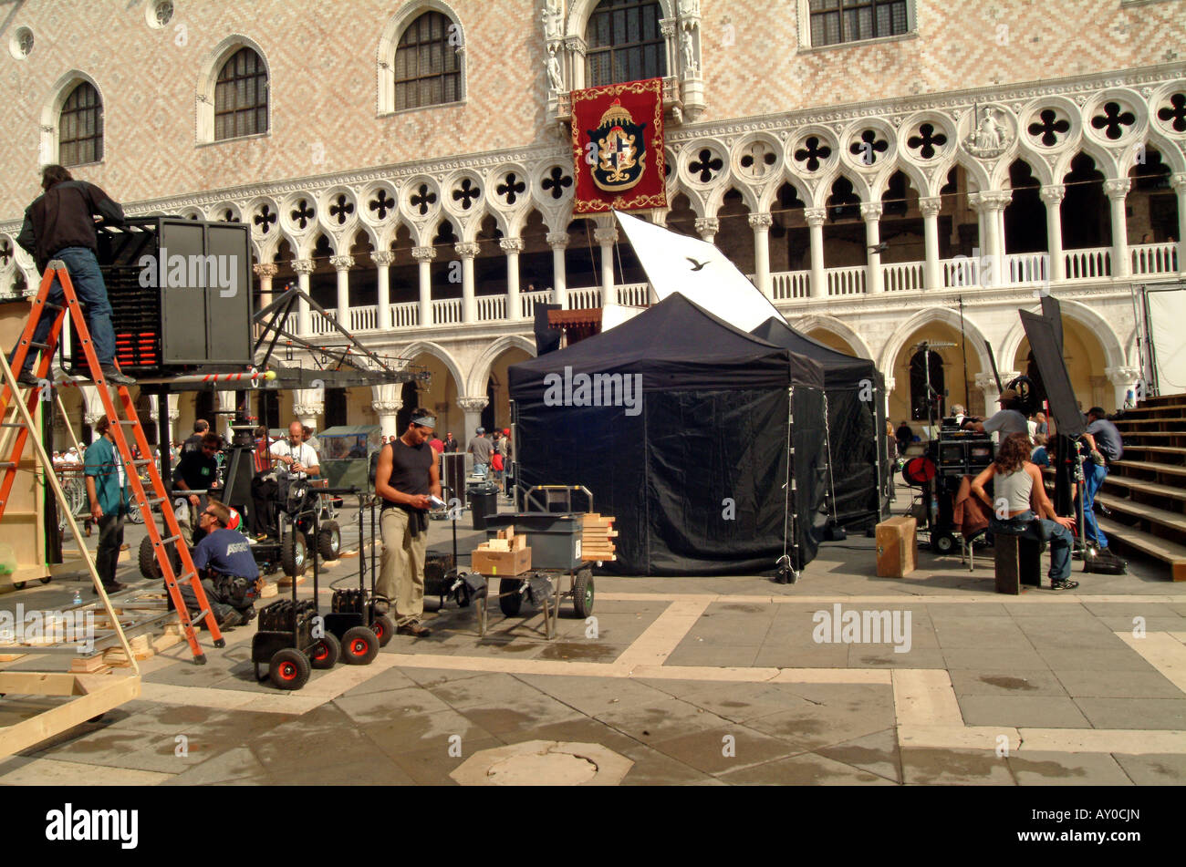 Equipo de producción preparan Casanova película conjunto enfrente del Palacio Ducal, la Plaza de San Marcos (Piazza San Marco), Venecia, Italia Foto de stock