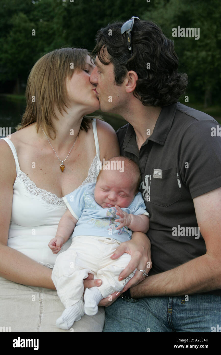 Papa Y Mama Con Bebe Nuevo Fotografia De Stock Alamy