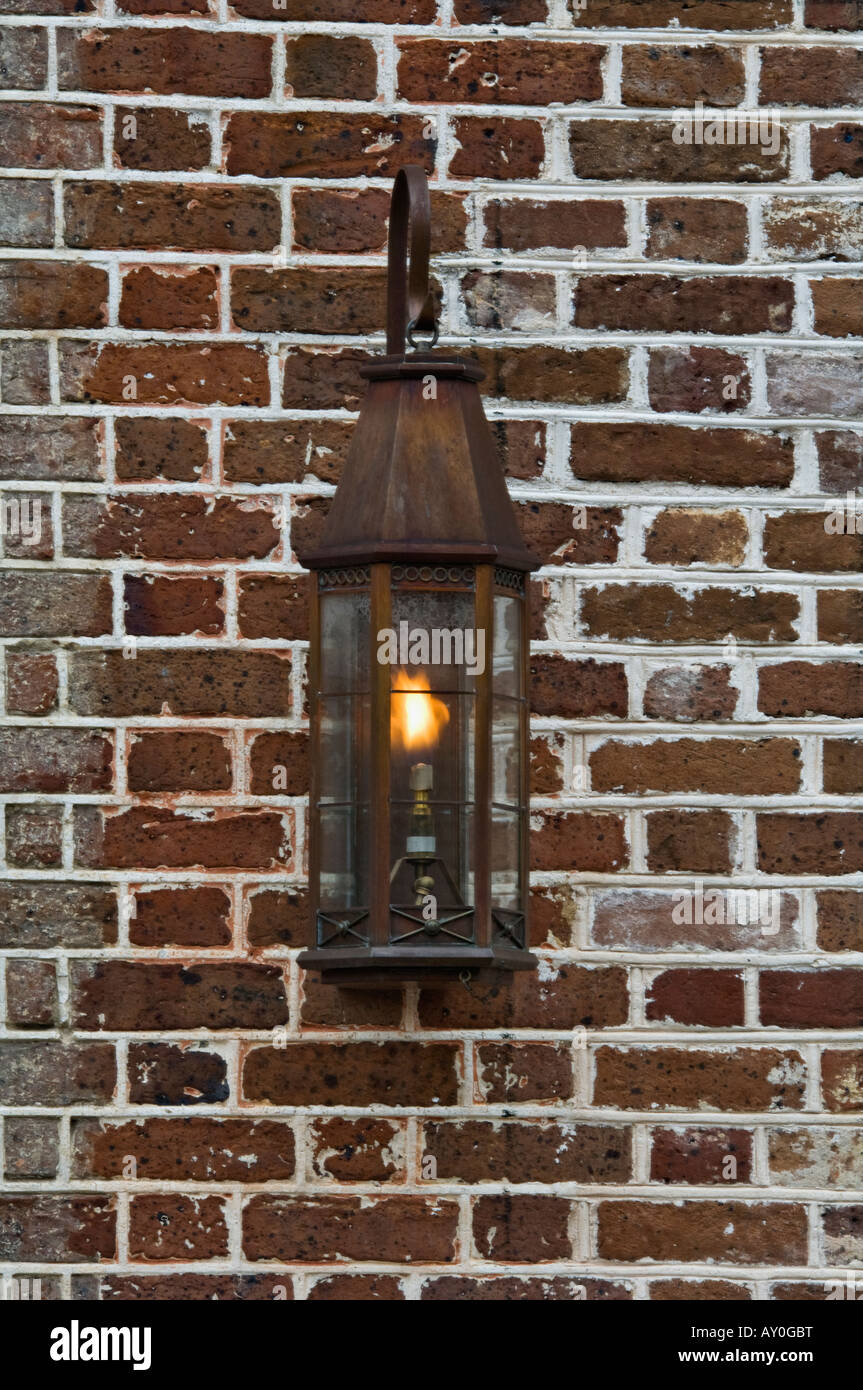 Gaslight Candelabro de Pared exterior en el muro de ladrillo de Charleston del Sur Fotografía de stock - Alamy