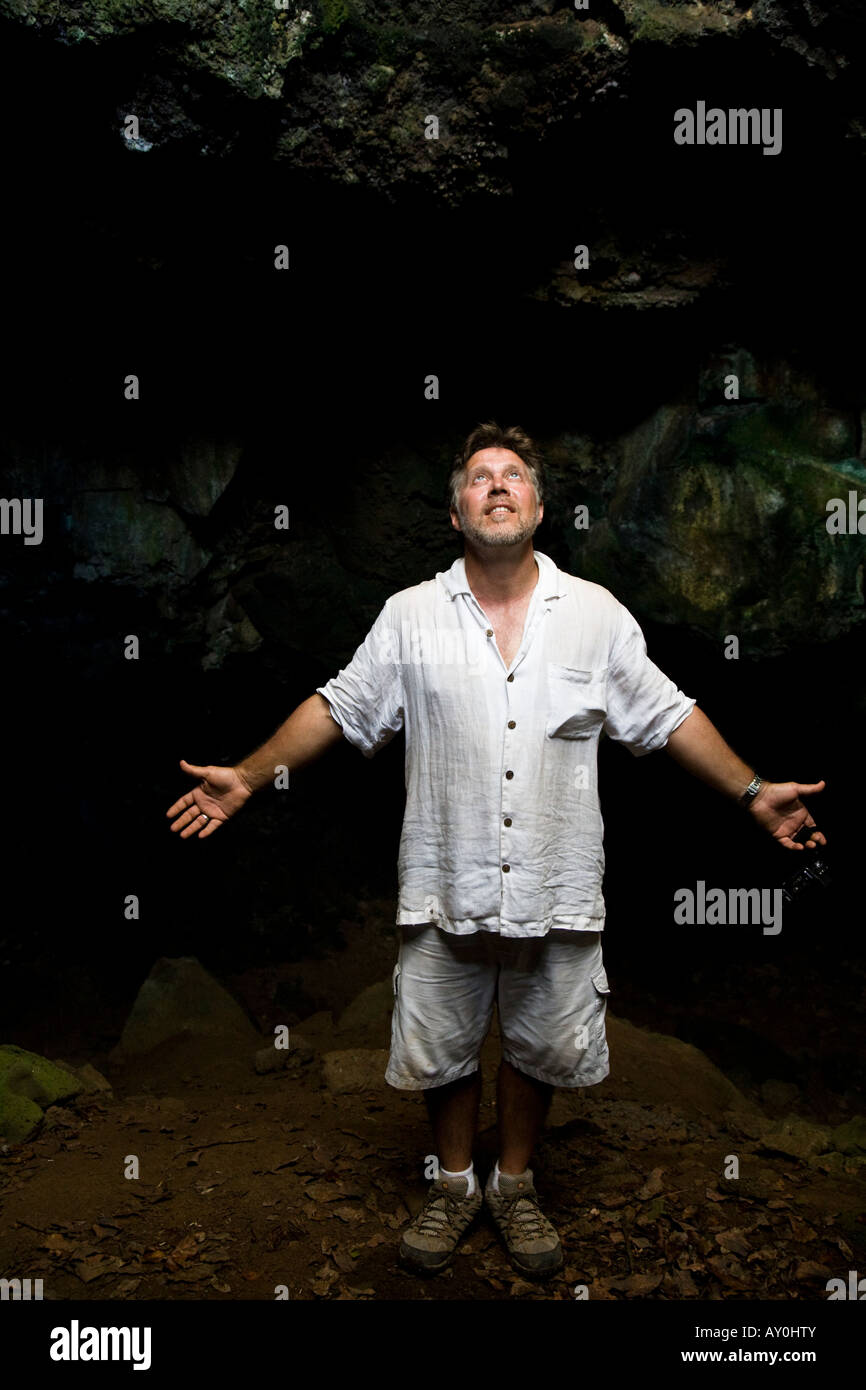 Turista estadounidense en una cueva en la Isla de Pascua Foto de stock