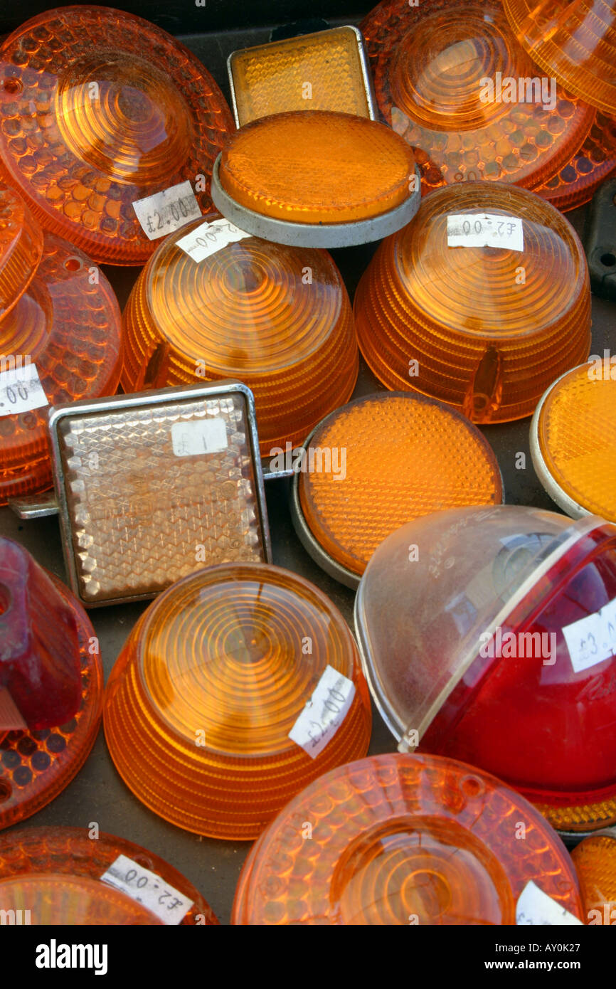 Luz de colores cubiertas para autos antiguos para la Venta en quiosco de  mercado Fotografía de stock - Alamy