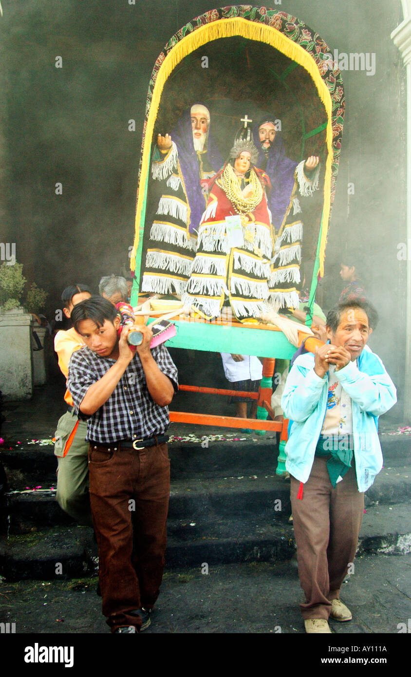 Adoradores llevar los flotadores de santos patronos de la iglesia de