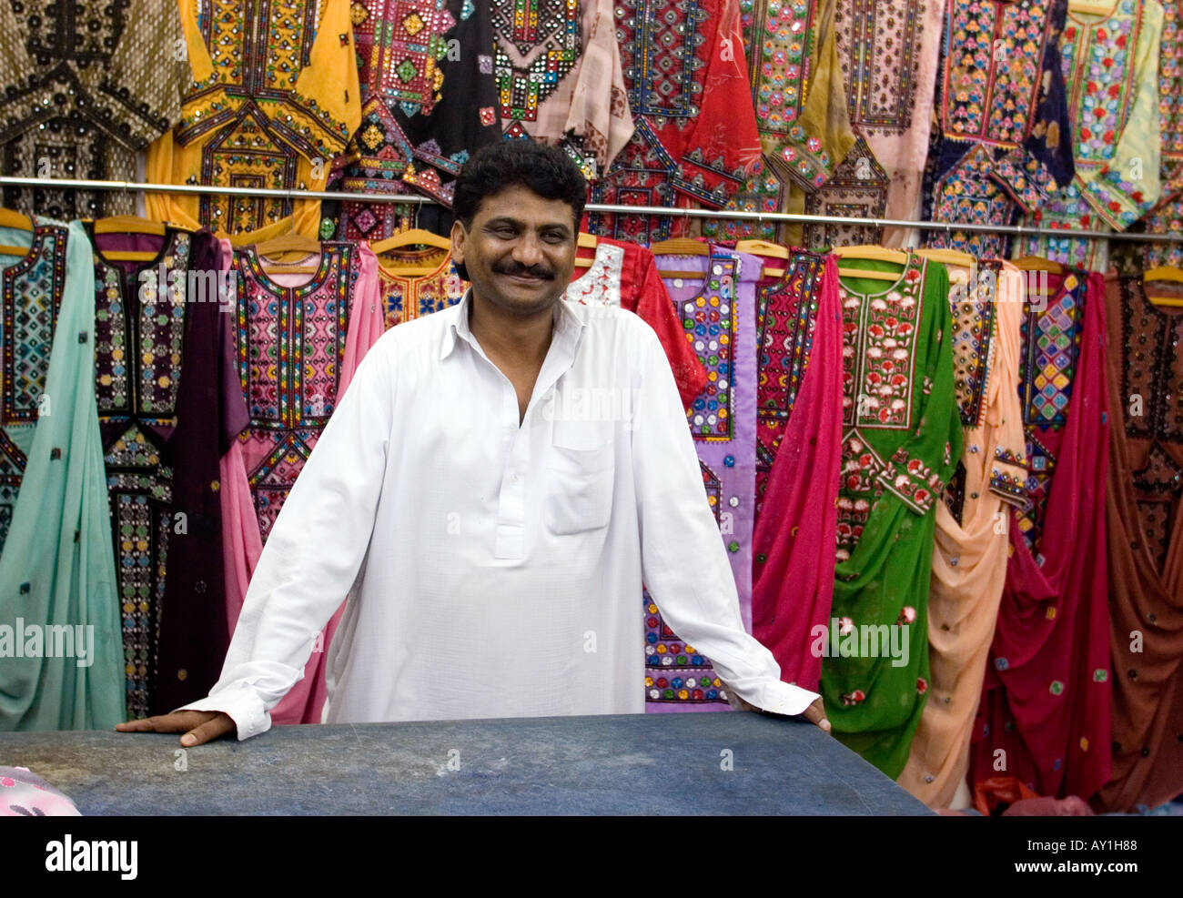 Tienda de ropa en el zoco Mutrah, Muscat, Omán Fotografía de stock - Alamy