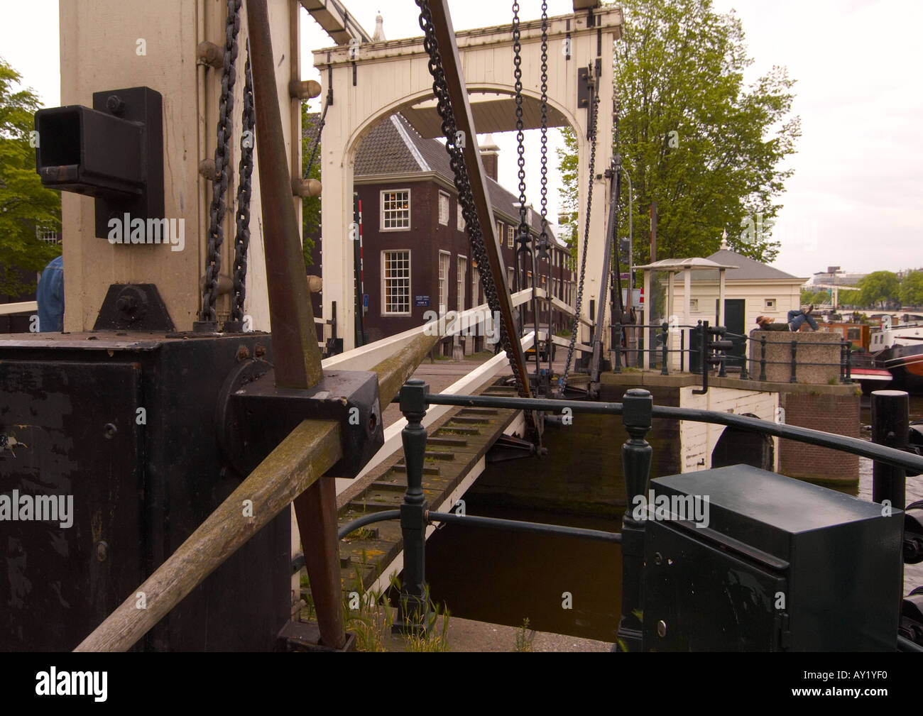 Dutch puente levadizo sobre el canal de Amsterdam, que permiten a los barcos que pasan a través de Foto de stock