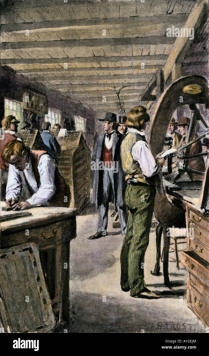Los tipógrafos e impresores en el trabajo en un taller de impresión 1800. Medias tintas coloreadas a mano de un A.B. Frost ilustración Foto de stock