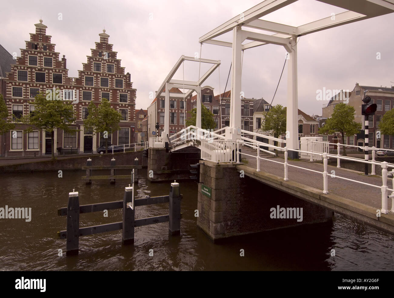 Dutch puente levadizo sobre el canal de Amsterdam, que permiten a los barcos que pasan a través de Foto de stock