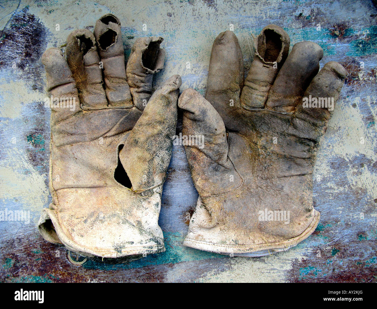 Vieja DIY guantes de jardinería de piel Fotografía de stock - Alamy