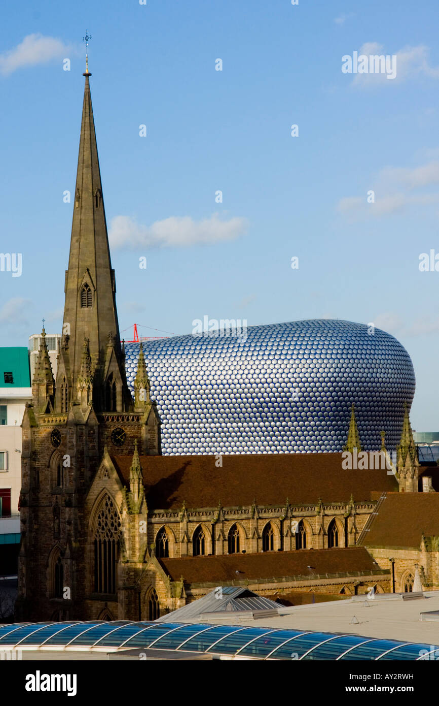 Reino Unido Inglaterra Birmingham Selfridges y St Martins iglesia día Foto de stock