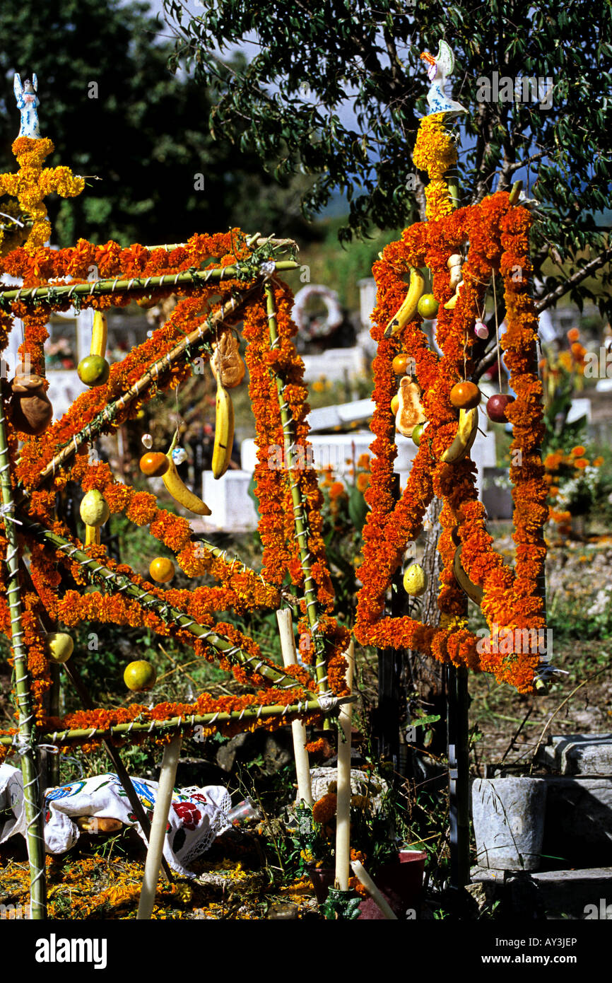 Decoradas tumbas durante el dia de muertos el día de los Muertos Patzcuaro Michoacan México