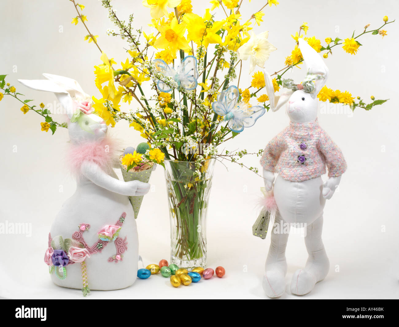 Los conejos de Pascua huevos de Pascua mariposas y flores Foto de stock