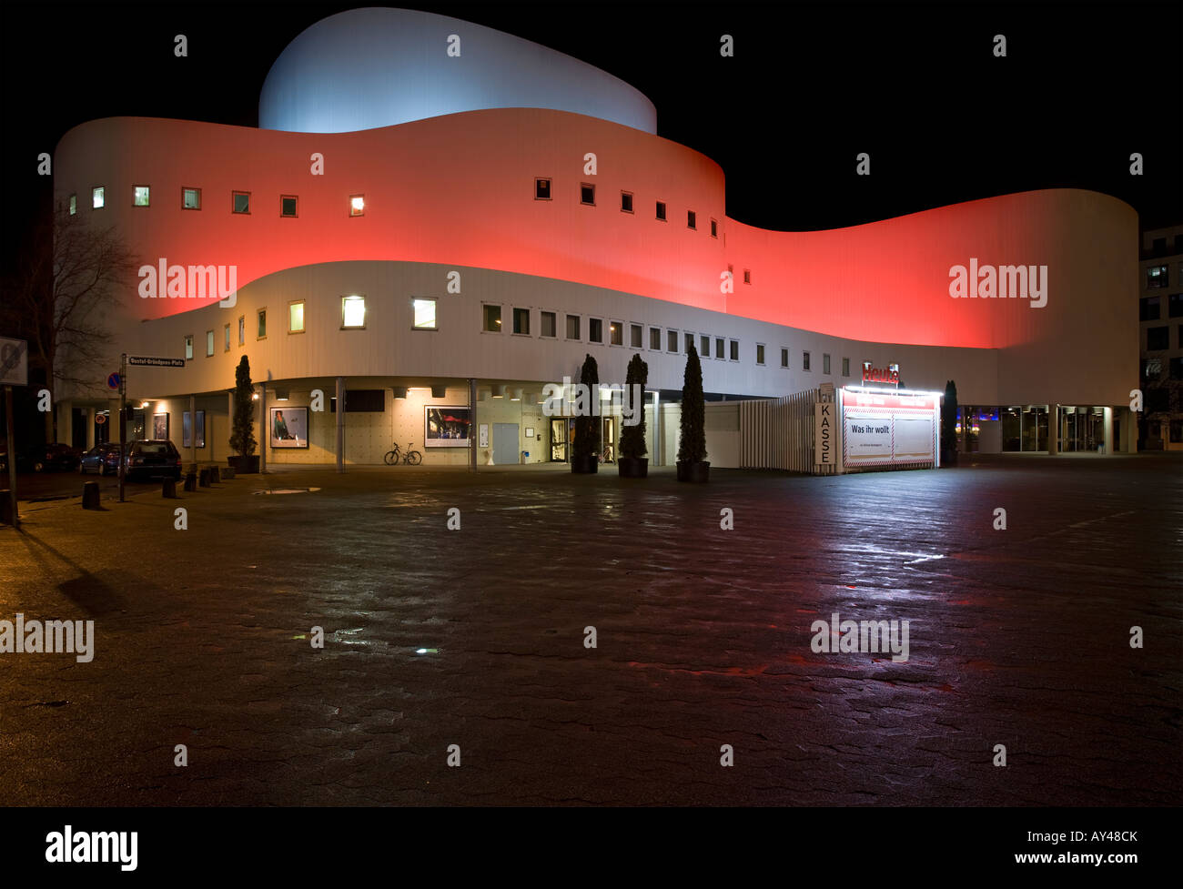 La Schauspielhaus, gran teatro en Dusseldorf, construida por el arquitecto Bernhard Pfau 1965-1969, abrió en 1970 Foto de stock