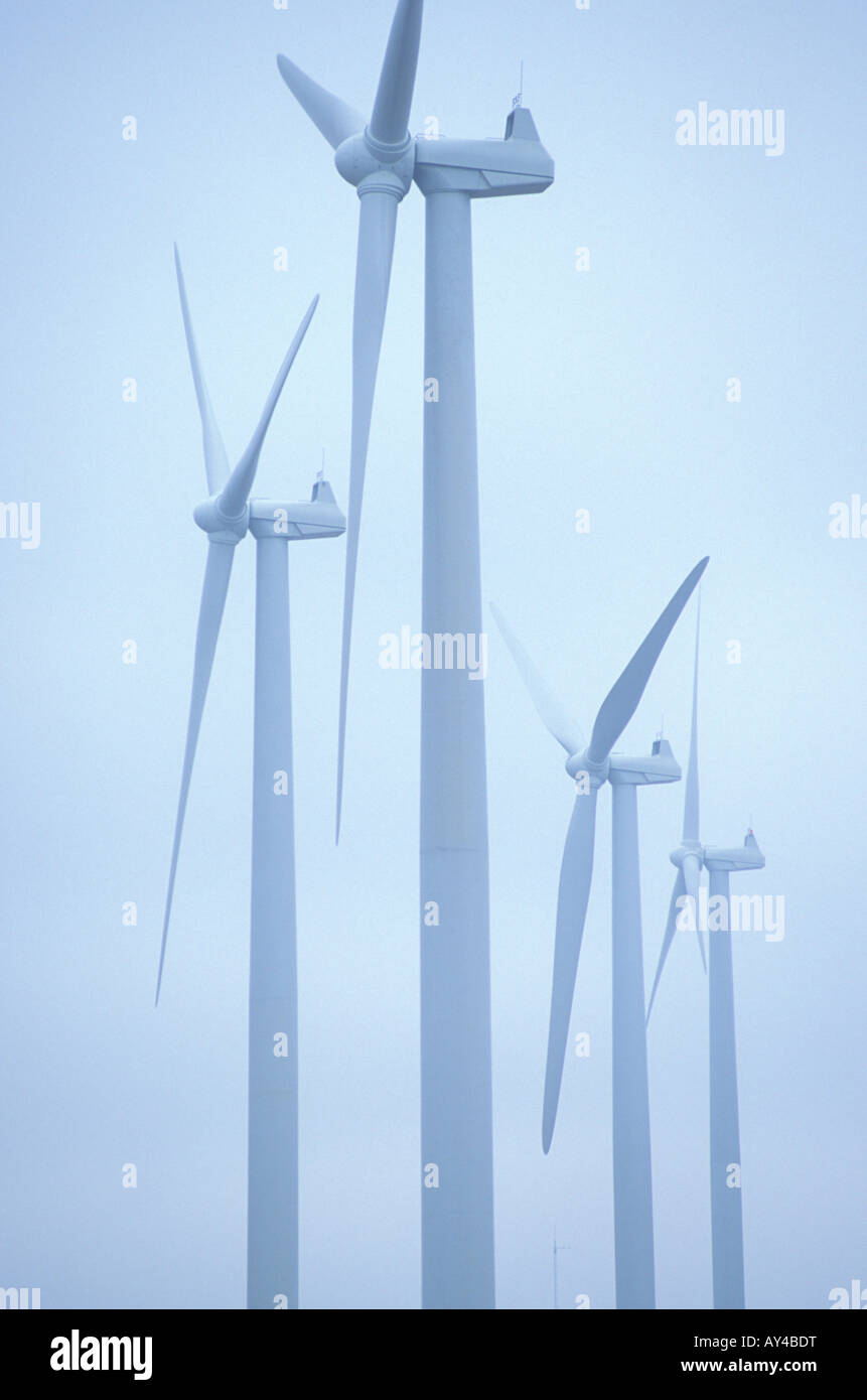 Turbinas de viento en la niebla en un parque eólico Foto de stock