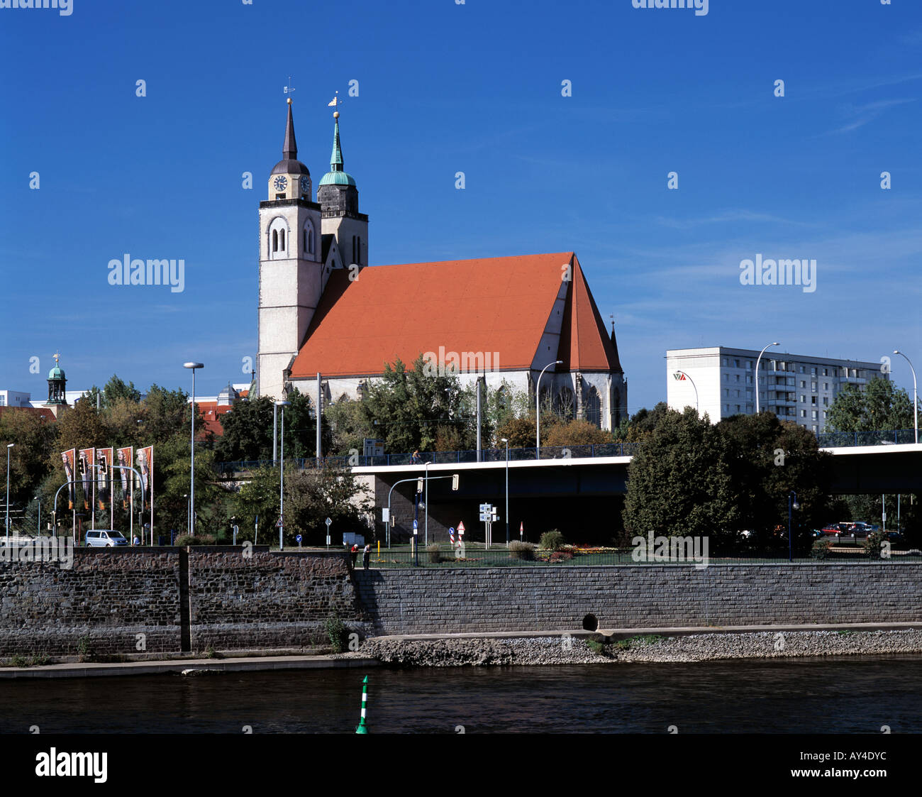 Johanniskirche und Elbepromenade en Magdeburgo, Elba, Sachsen-Anhalt Foto de stock