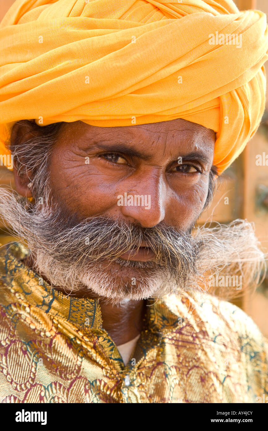 Un Hombre Con Un Turbante Amarillo Imagen editorial - Imagen de cara,  amarillo: 41109855