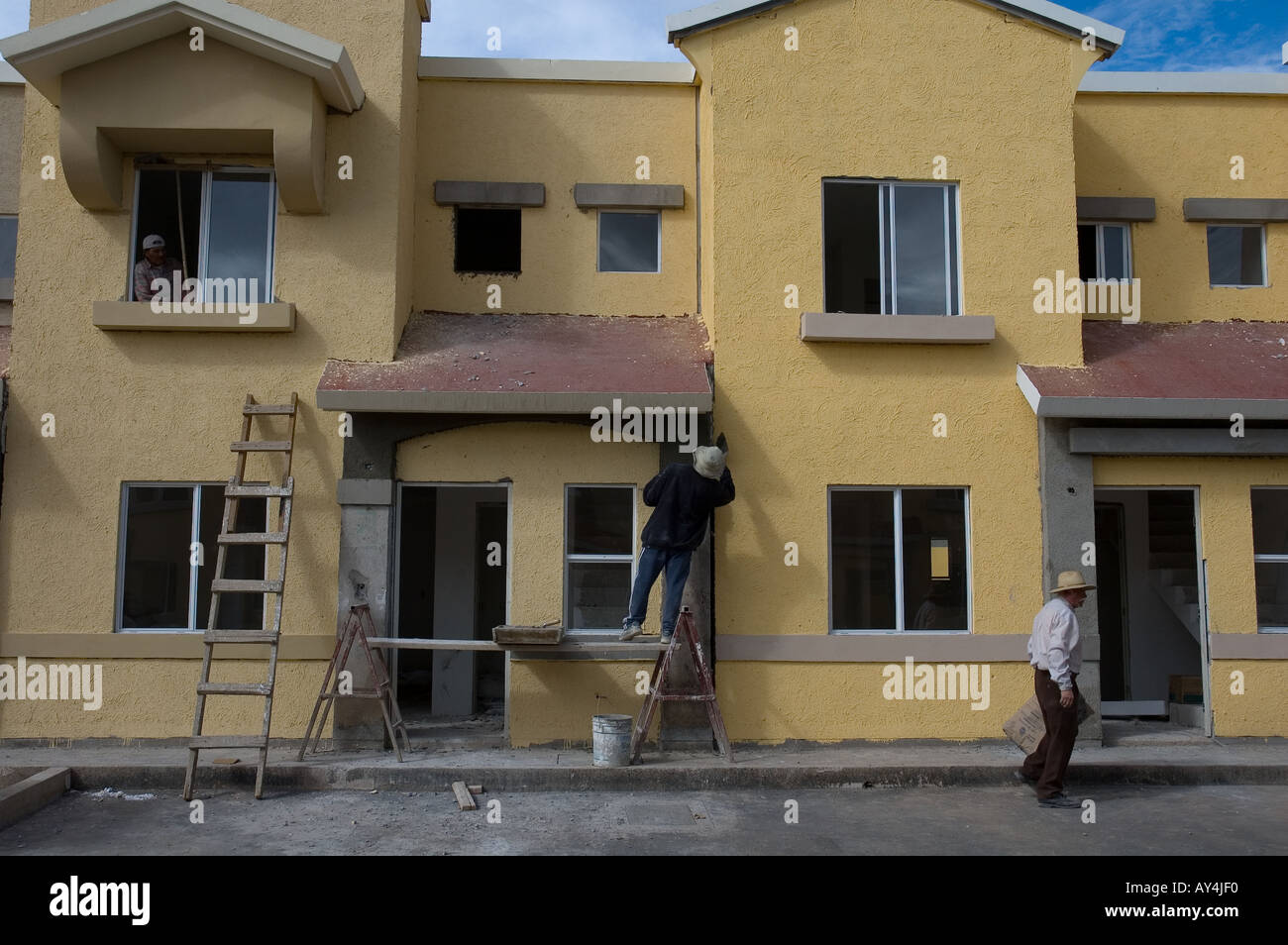 Terminado de casas y construcción continua en el Real del Sol subdivisión de  vivienda de bajo coste a veinte millas al norte de la Ciudad de México  Fotografía de stock - Alamy