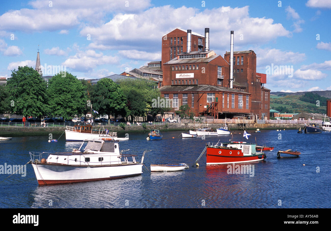Dumbarton Escocia y la destilería de whisky Ballantines a lo largo del