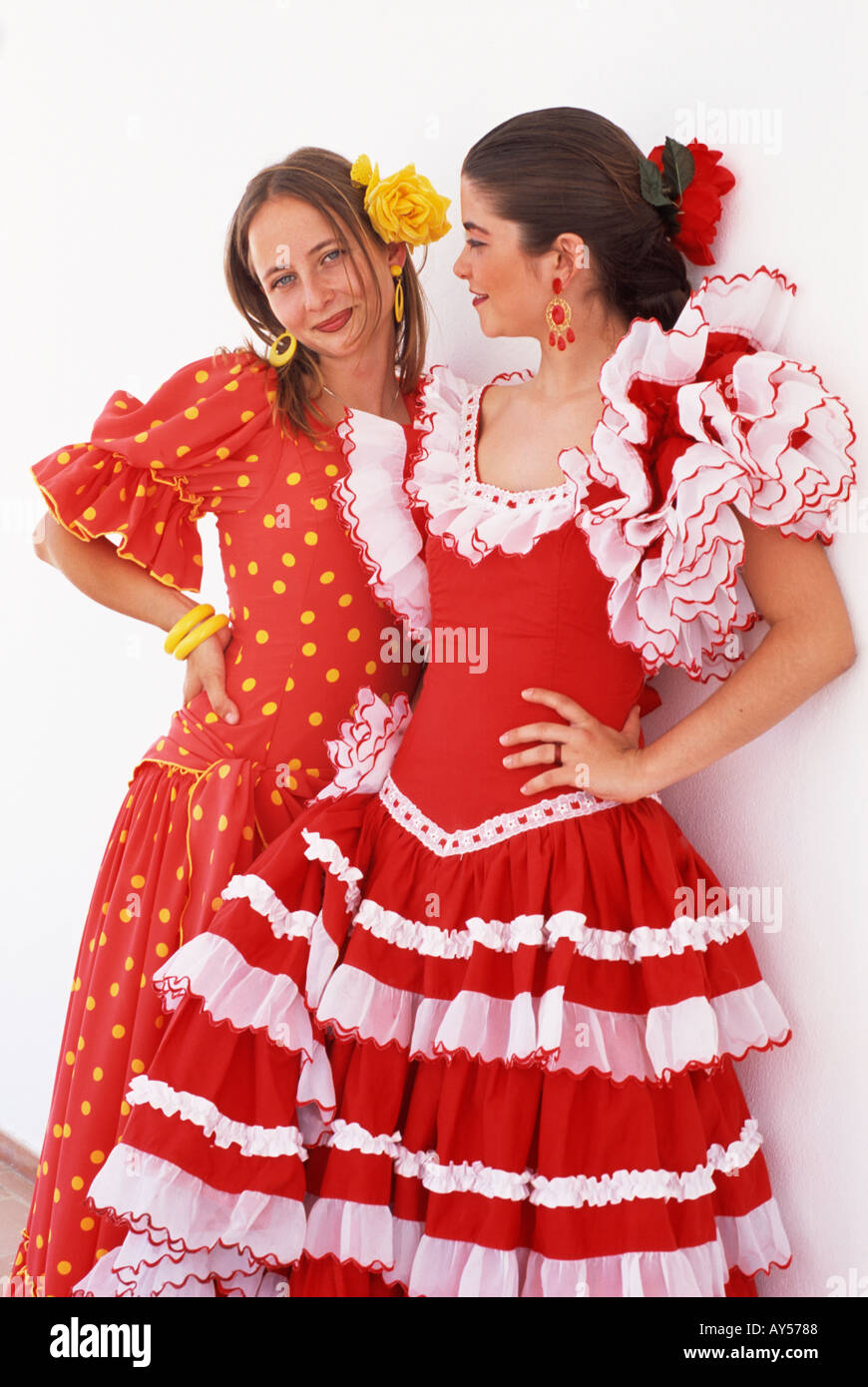 Dos Mujeres Vestidas Con Moderno Traje Flamenco Ronda España Foto editorial  - Imagen de vestido, tradicionalmente: 162635891