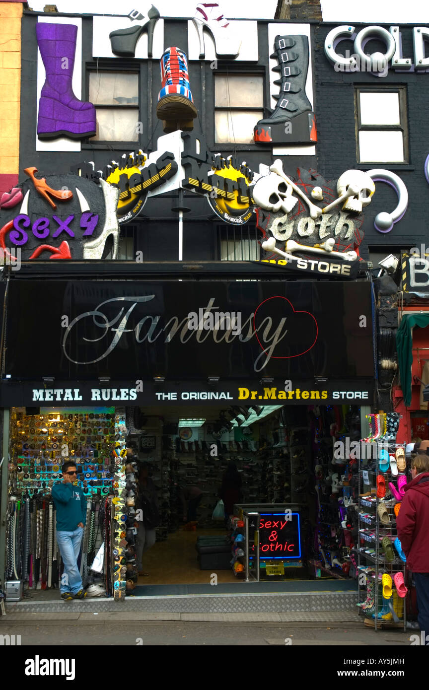 protesta vehículo frijoles Tienda de venta de gótico y heavy metal zapatos ropa y accesorios en la  ciudad de Camden, Londres, Gran Bretaña Fotografía de stock - Alamy
