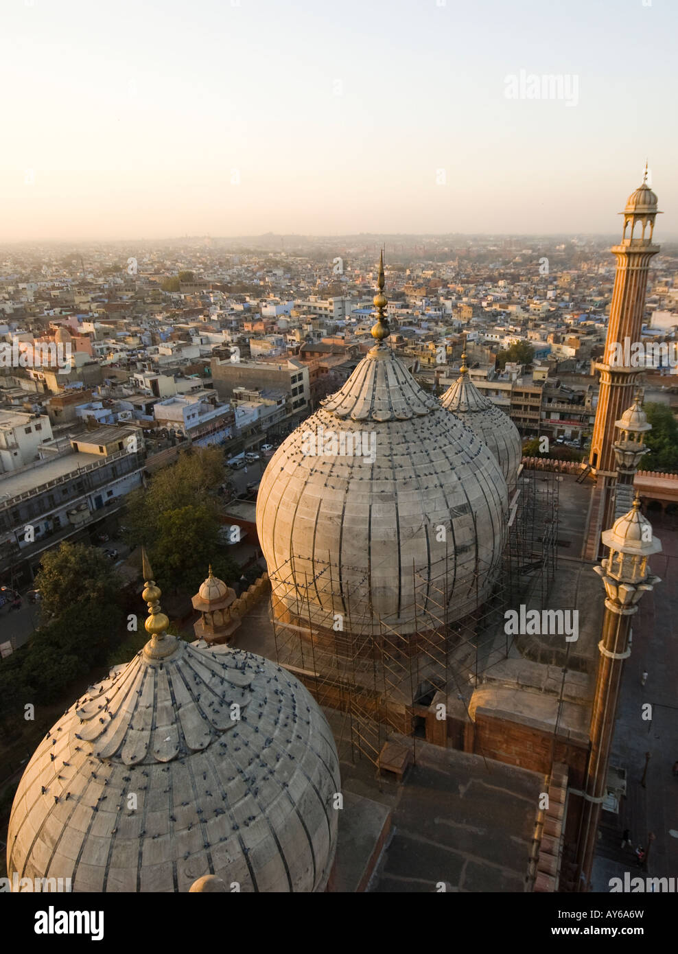 Una vista de Delhi desde un minarete de la mezquita de Jama Masjid en Delhi en India Foto de stock