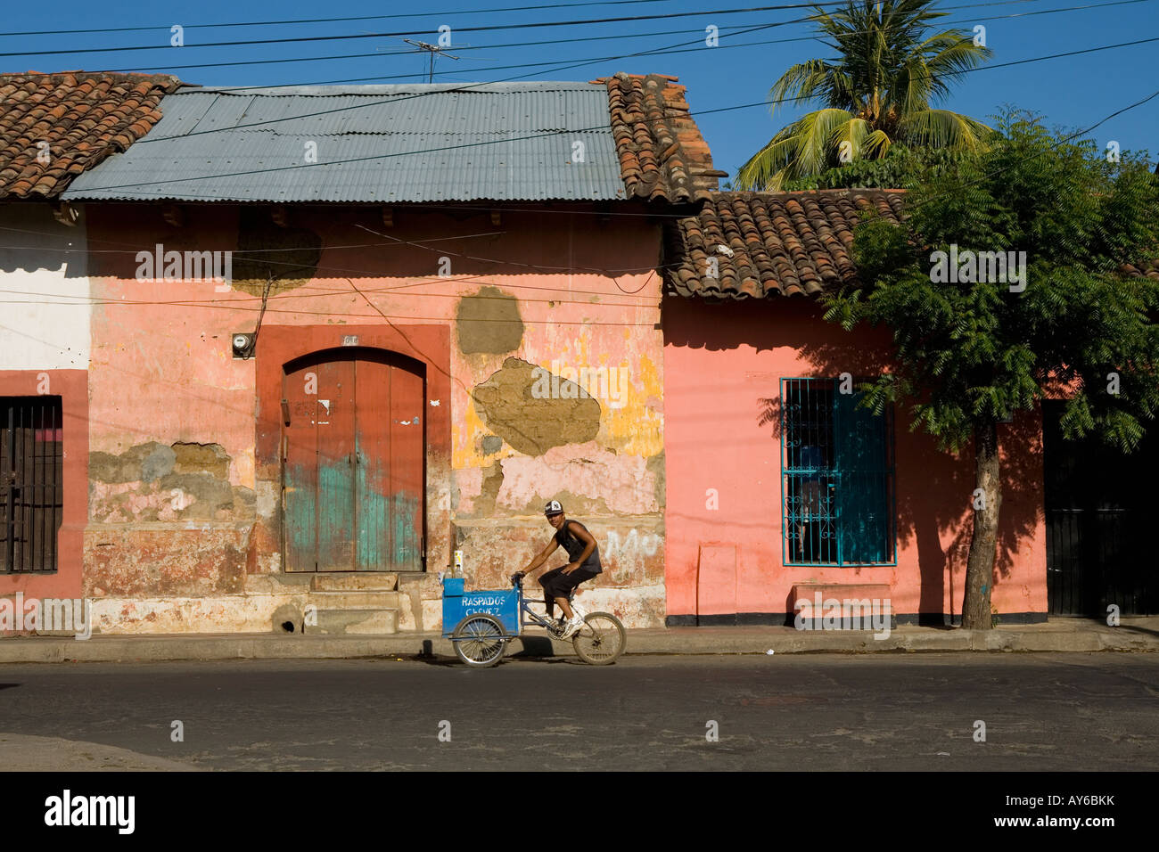 Vendedor en bicicleta colorida arquitectura León Nicaragua Foto de stock