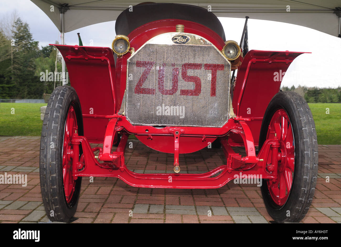 La primera visión en la inauguración de la recién restaurada Zust 1908 de carreras de coches en Ladysmith A.C. Foto de stock