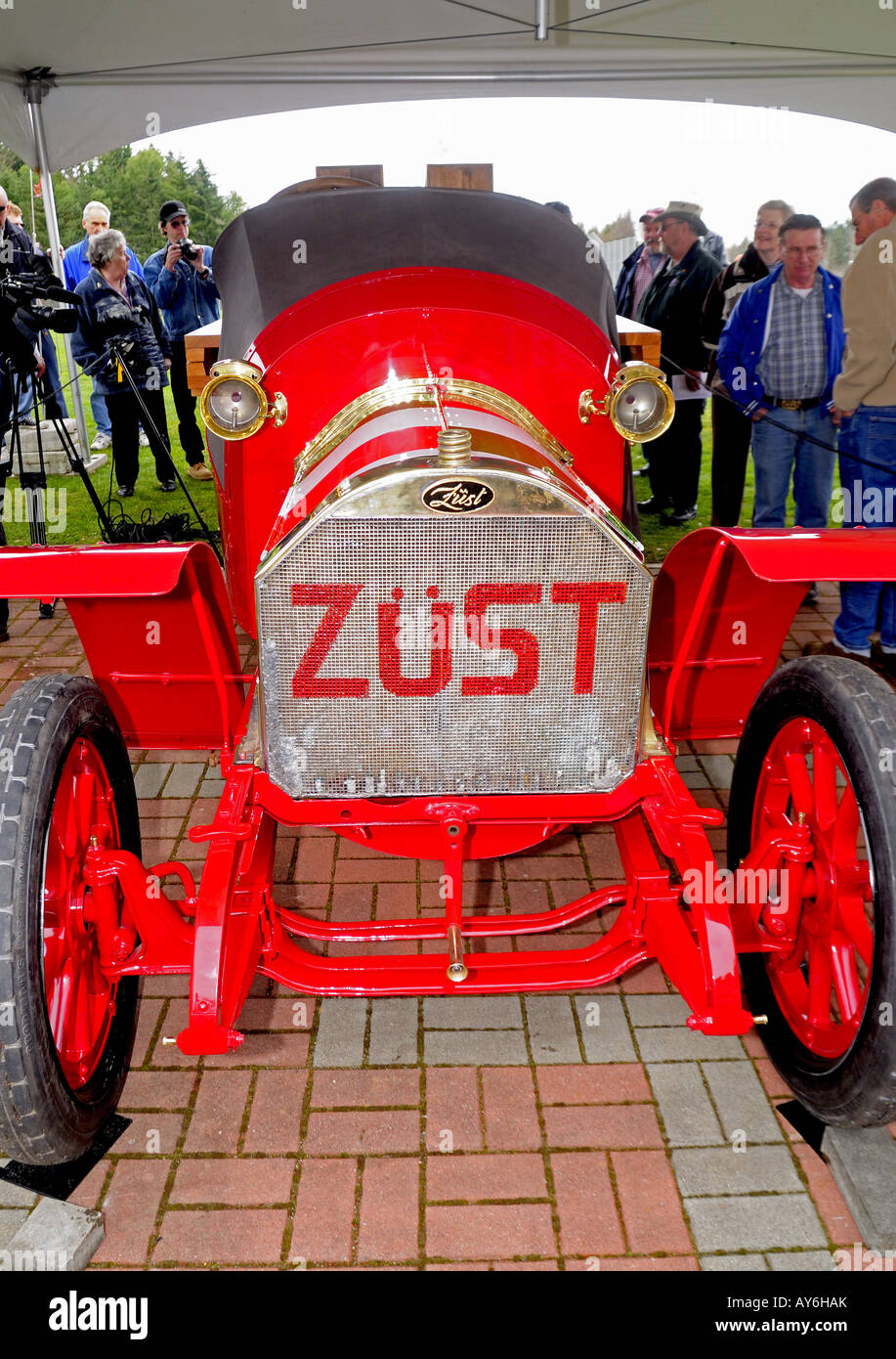 La primera proyección pública en la inauguración de la recién restaurada Zust 1908 de carreras de coches en Ladysmith A.C. Foto de stock