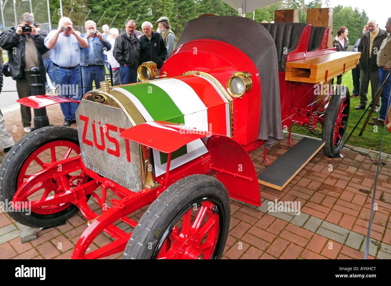 La primera proyección pública en la inauguración de la recién restaurada Zust 1908 de carreras de coches en Ladysmith A.C. Foto de stock